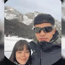 Imagen de una mujer con un brazo vendado, representando la violencia de género