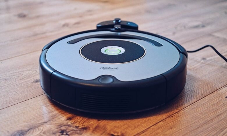 Roomba aspirando en un piso