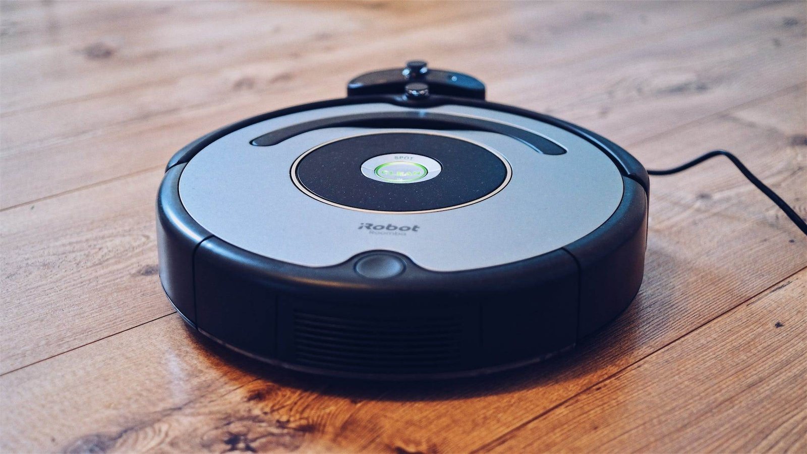 Roomba aspirando en un piso