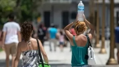 Imagen de una ciudad calurosa con edificios y asfalto