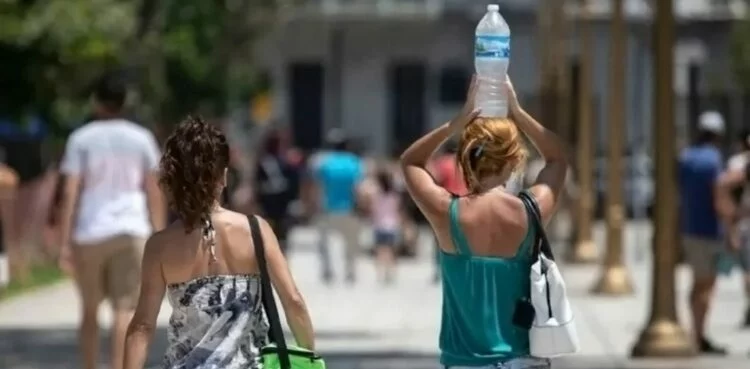 Imagen de una ciudad calurosa con edificios y asfalto