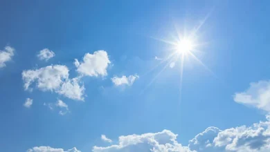 Imagen de un termómetro con el sol al fondo, representando el calor intenso en Córdoba