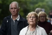 Imagen de un jubilado recibiendo su haber con un aumento