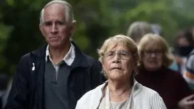 Imagen de un jubilado recibiendo su haber con un aumento