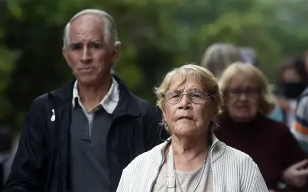 Imagen de un jubilado recibiendo su haber con un aumento