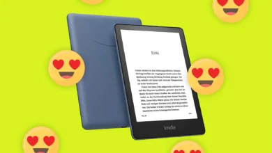 Imagen de un Amazon Kindle con fondo de libro abierto