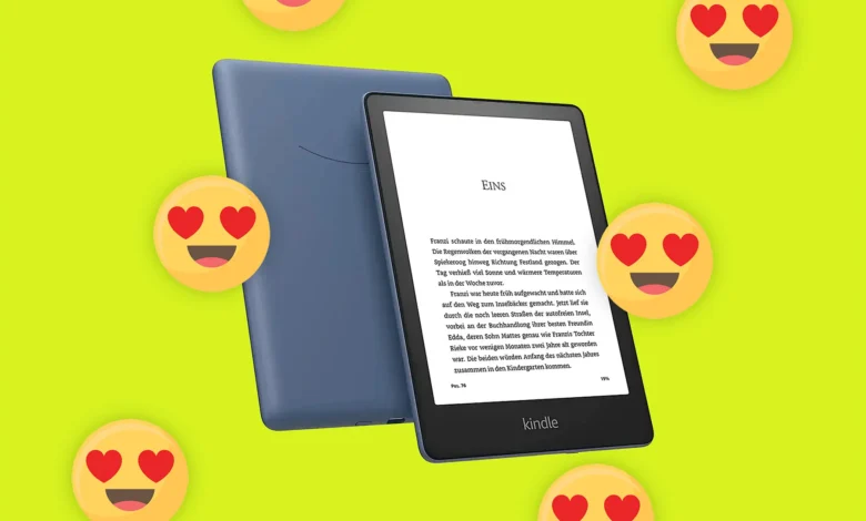 Imagen de un Amazon Kindle con fondo de libro abierto