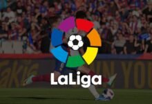 Imagen de una persona utilizando un dispositivo móvil con una pantalla de bloqueo de página web