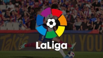 Imagen de una persona utilizando un dispositivo móvil con una pantalla de bloqueo de página web