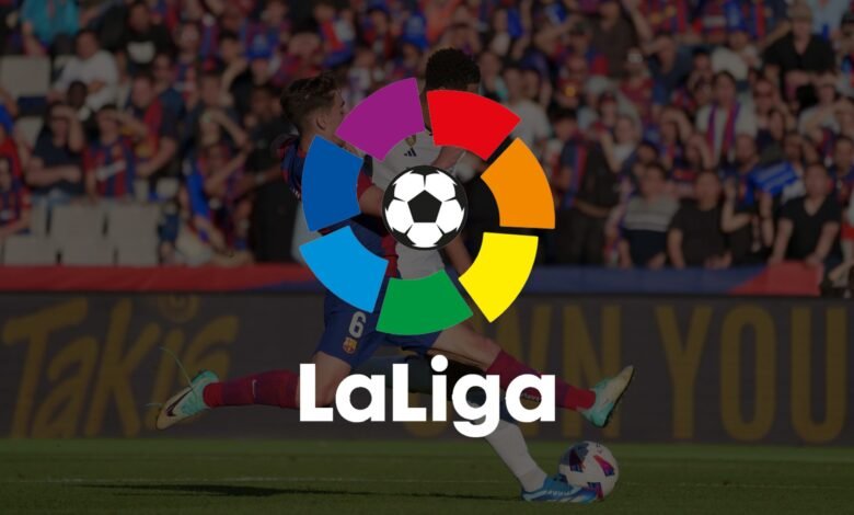 Imagen de una persona utilizando un dispositivo móvil con una pantalla de bloqueo de página web