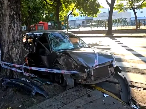 Auto chocado contra un árbol en Nueva Pompeya