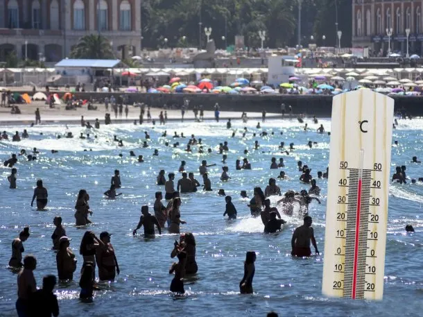 Playa de Mar del Plata con turistas disfrutando del sol y el mar cálido