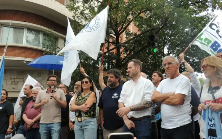 Marcha de trabajadores en la Legislatura de Córdoba