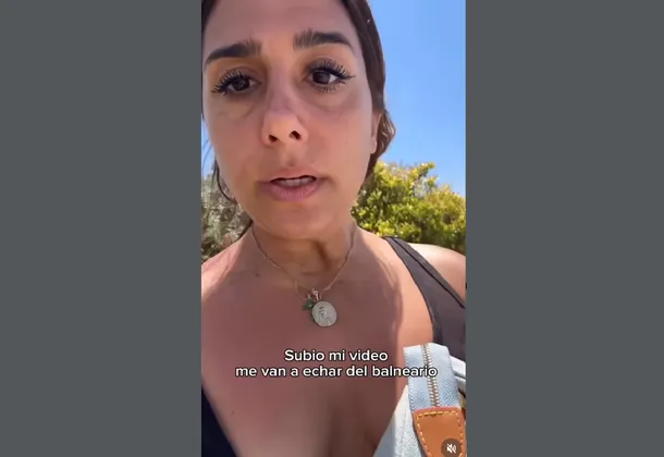 Fotografía de una carpa en la playa de Mar del Plata