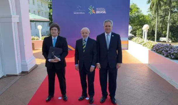 Javier Milei y Luiz Inácio Lula da Silva en la Cumbre del Mercosur