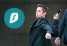 Imagen de una persona mayor usando un dispositivo con una app de seguridad