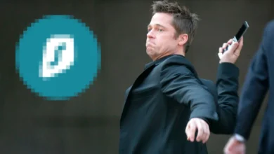 Imagen de una persona mayor usando un dispositivo con una app de seguridad