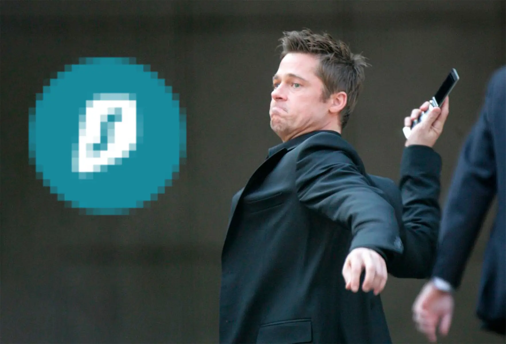 Imagen de una persona mayor usando un dispositivo con una app de seguridad