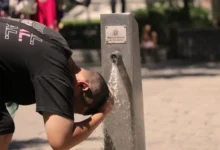 Imagen de una persona sudando en la calle debido al calor