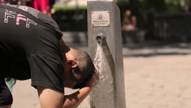 Imagen de una persona sudando en la calle debido al calor