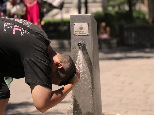 Imagen de una persona sudando en la calle debido al calor