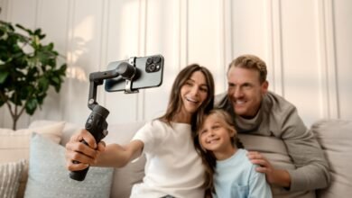 Imagen del DJI Osmo Mobile 8 en acción, mostrando su capacidad para capturar videos suaves y profesionales