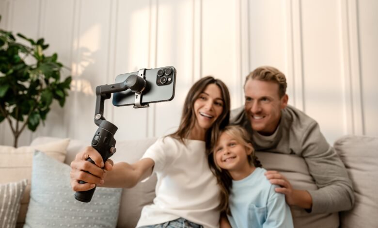 Imagen del DJI Osmo Mobile 8 en acción, mostrando su capacidad para capturar videos suaves y profesionales