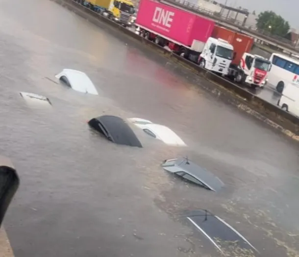 Autos inundados en la Panamericana durante el temporal