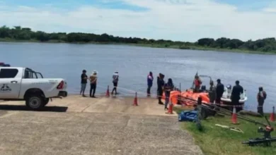 Imagen de un naufragio en el río Paraná con rescatistas y restos de la lancha