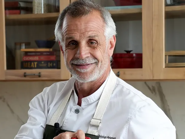 Christian Petersen sonriendo después de superar una descompensación en el volcán Lanín