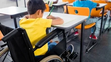 Imagen de un salón de clase inclusivo con estudiantes de diferentes capacidades