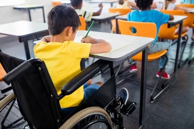 Imagen de un salón de clase inclusivo con estudiantes de diferentes capacidades