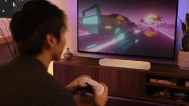 Imagen de un jugador de juegos multijugador con una sonrisa de satisfacción