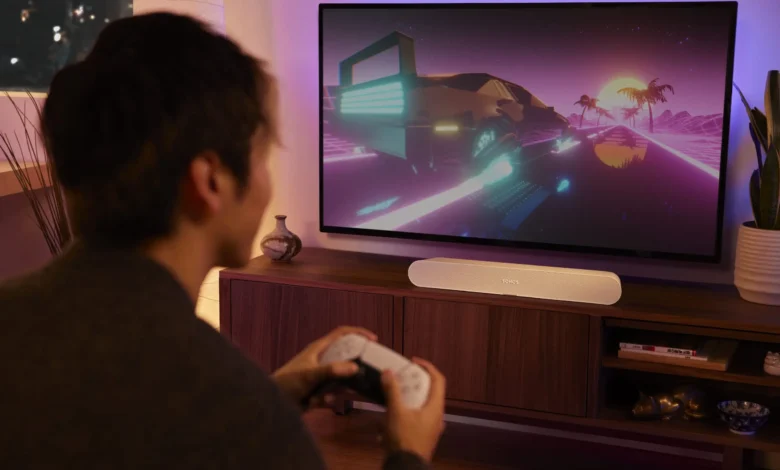 Imagen de un jugador de juegos multijugador con una sonrisa de satisfacción