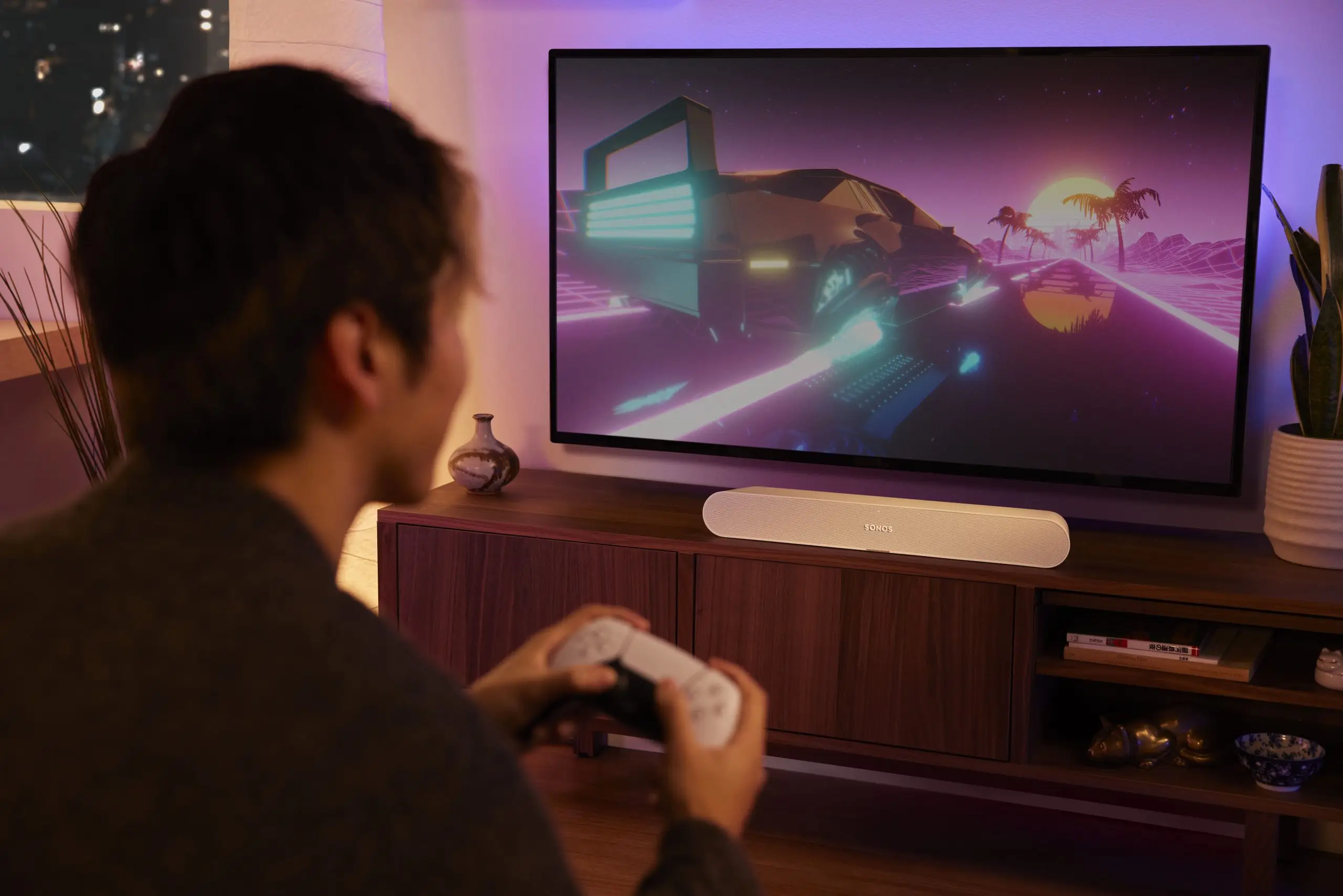 Imagen de un jugador de juegos multijugador con una sonrisa de satisfacción