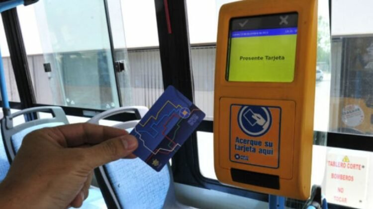 Tarjeta Red Bus en una unidad de transporte urbano