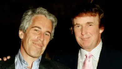 Imagen de un archivo judicial con una foto de Jeffrey Epstein