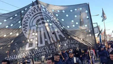Trabajadores del neumático marchando en reclamo de aumento salarial