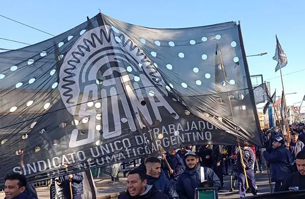 Trabajadores del neumático marchando en reclamo de aumento salarial