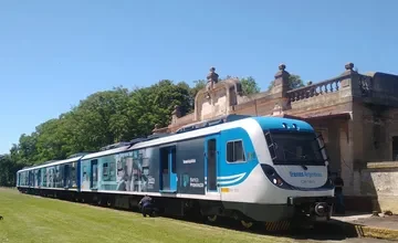 Trenes en estación con pasajeros esperando