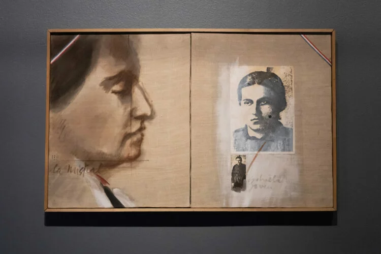 Imagen de Gabriela Mistral en una exposición de arte en Chile