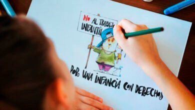 Niños y niñas participando en un concurso de arte contra el trabajo infantil