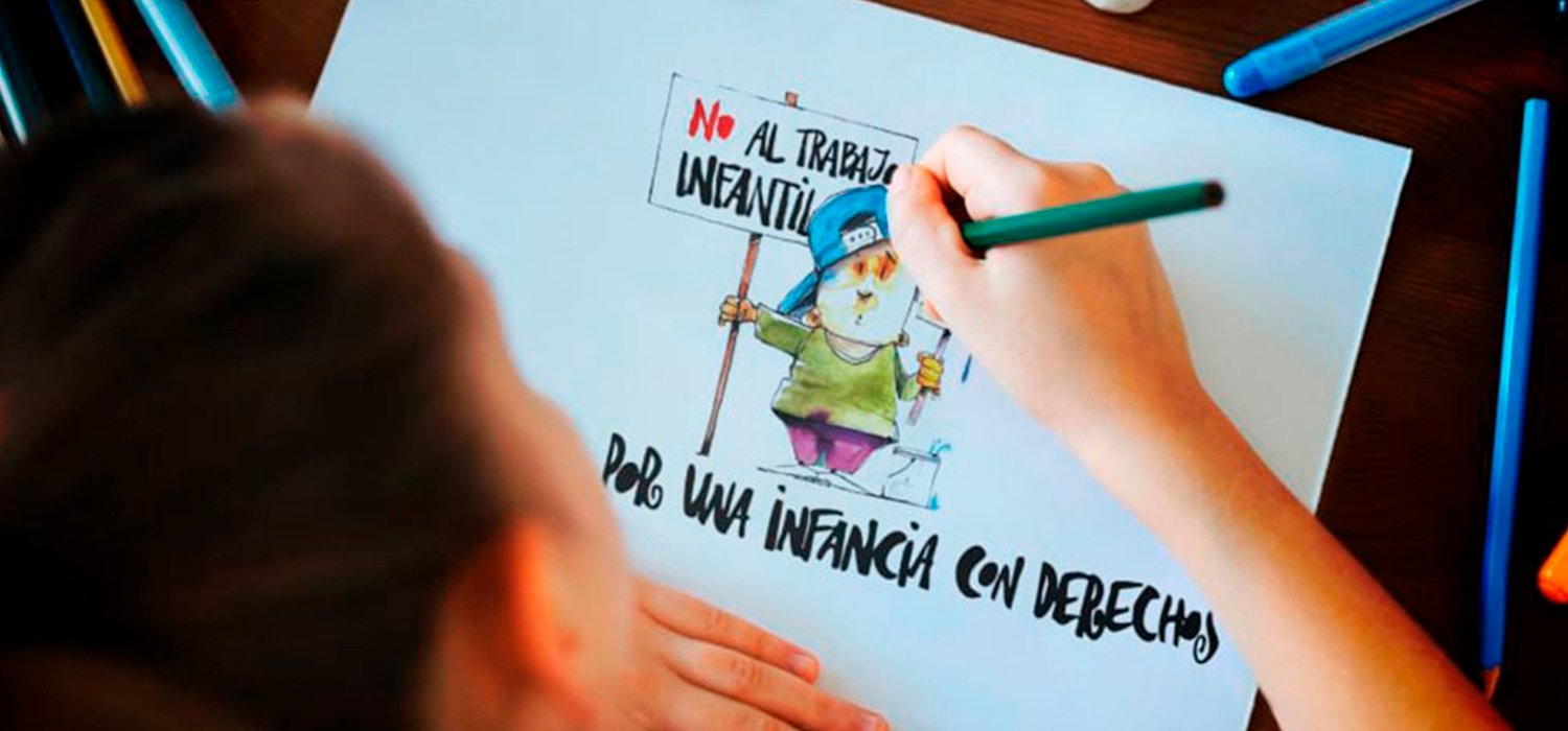 Niños y niñas participando en un concurso de arte contra el trabajo infantil