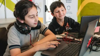 Niños y adultos participando en un taller tecnológico en Córdoba