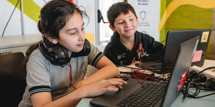 Niños y adultos participando en un taller tecnológico en Córdoba