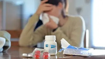 Persona con mascarilla para prevenir la gripe H3N2