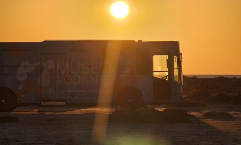 Imagen del Museo Rodante en la Plaza San Martín de Cosquín
