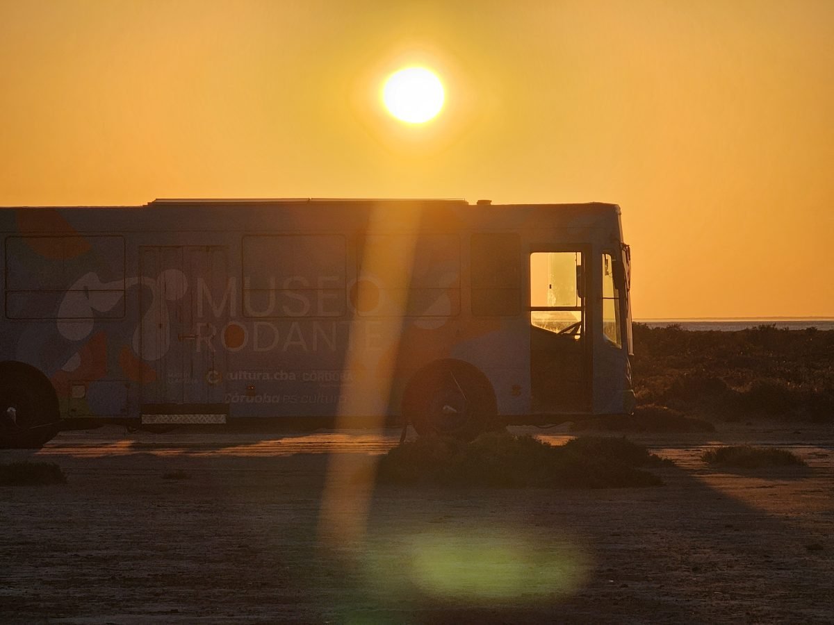 Imagen del Museo Rodante en la Plaza San Martín de Cosquín