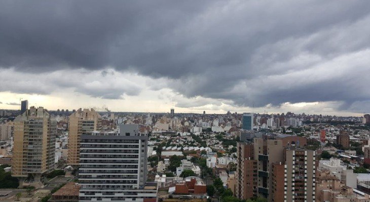 Imagen de tormenta en Córdoba con lluvia intensa y rayos
