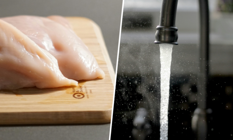 Imagen de un pollo crudo en un fregadero con agua corriendo